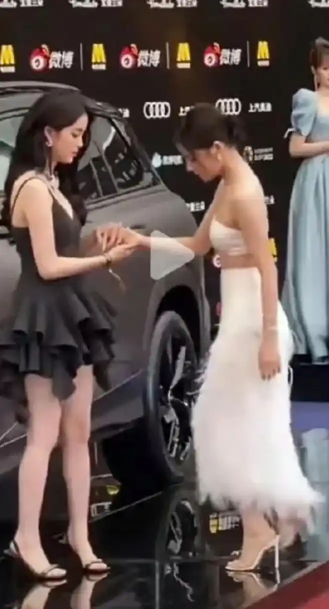 欧阳娜娜身高167,任敏身高168,可是站在一起时,任敏高跟鞋更高,看着却