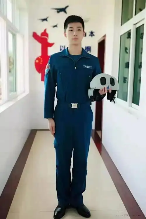 岳阳军装男神陈嘉乐娶了空军女飞行员!