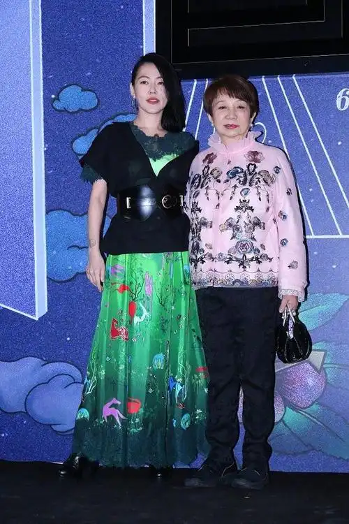 小s与婆婆合体亮相,她穿刺绣长裙变乖乖女,婆媳红配绿赢关注