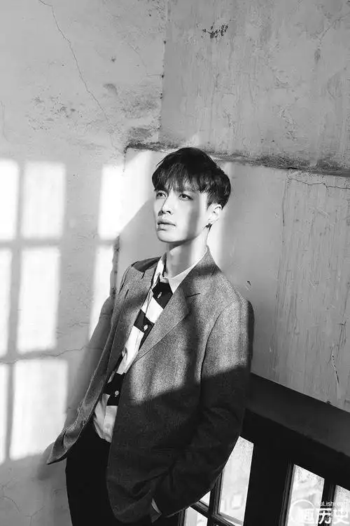 exo张艺兴黑白基调文艺写真颜值逆天气质迷人45