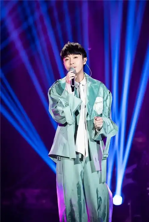 吴青峰《歌手》2019第五期深情诠释《窗外的天气》全新编曲带来不同