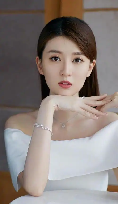 "豪门千金"乔欣:住3亿豪宅,背百万名包,她的背景有多牛?