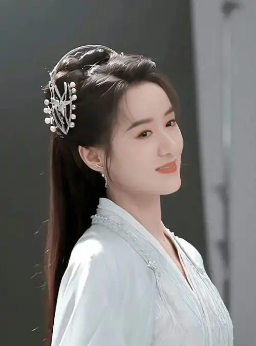 袁冰妍小时候,一次偶然的机会,妈妈送她去学跳舞.