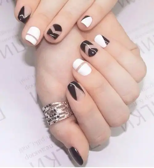 法式黑白色经典美甲,以空缺的形式透出三角形或者长方形几何图案,简单