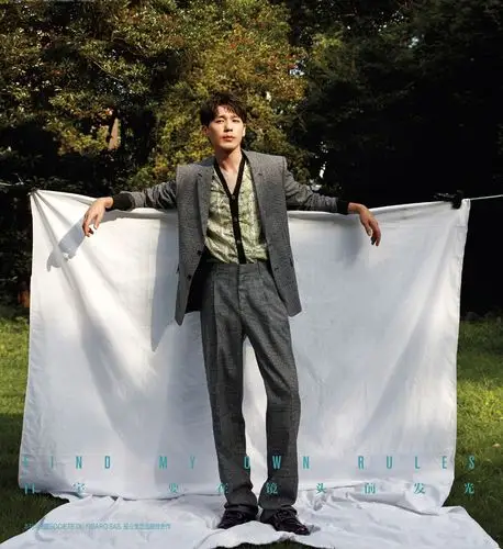 白宇登杂志封面自在洒脱演绎夏日风情