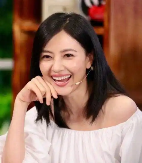 高圆圆工作截图,笑起来露牙龈都很美,但眼睛上细纹看得出年纪了