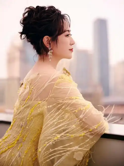 马丽影史首位票房破200亿女主演#@演员马丽从千场话剧到百亿票房