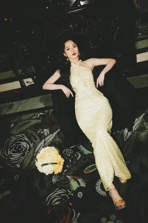 赵丽颖给生活比个耶##赵丽颖的黑色手套