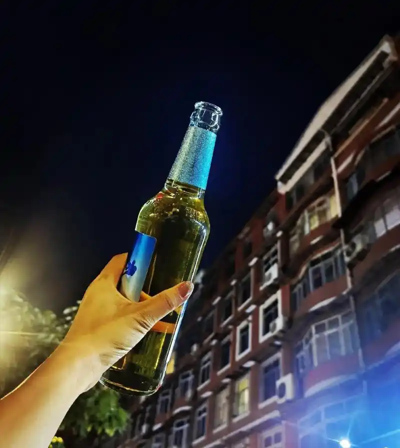 酒,能解千愁吗?有时候一个人躺在空想也会红了眼,秒会不是凑巧 - 抖音