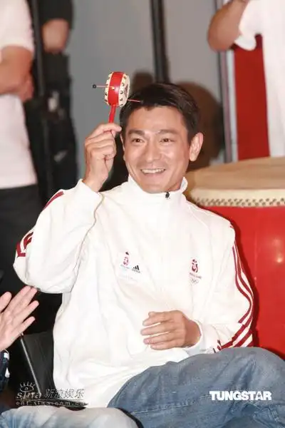 组图刘德华出席迎奥运活动写歌为运动员打气