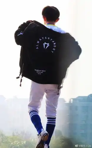 易烊千玺背影杀来袭 超a大佬肩膀愈加宽厚