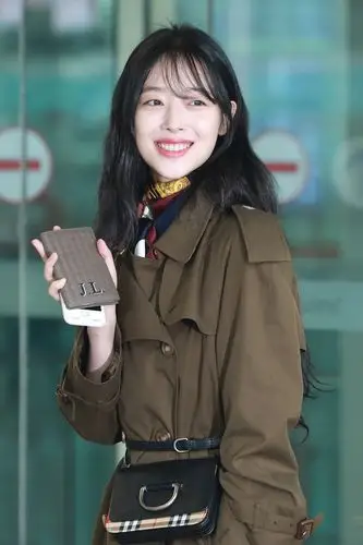(图/小雨 文/白白)9月3日清晨,演员崔雪莉低调现身仁川国际机场,前往