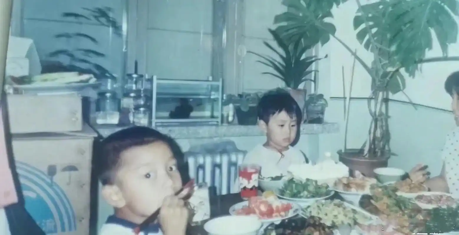 贾乃亮分享自己童年时期的照片,看着他小时候家里条件挺殷实的呀,难怪