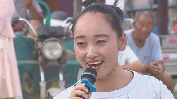菏泽农民歌手张玲玲献唱微山湖歌声悦耳动听真是一种享受