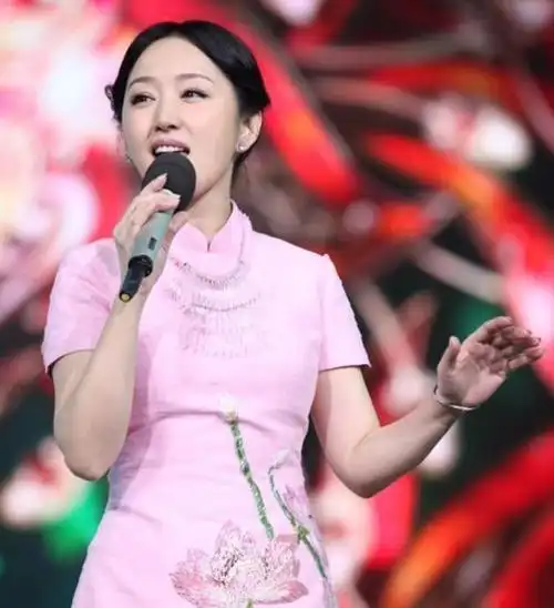 杨钰莹终究是老了在美颜下看似年轻但身材却暴露了真实年龄