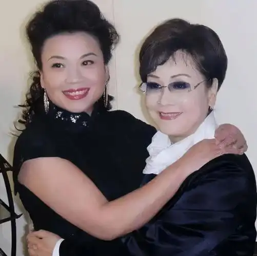 据说,张也几年前结过婚,但是因为她沉醉于音乐的创造,所以和丈夫聚在