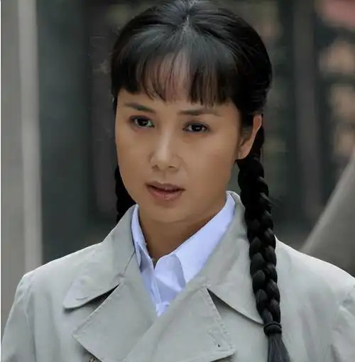 在《金婚》剧本未写之前,导演郑晓龙就确定了这部剧找蒋雯丽来演,于是