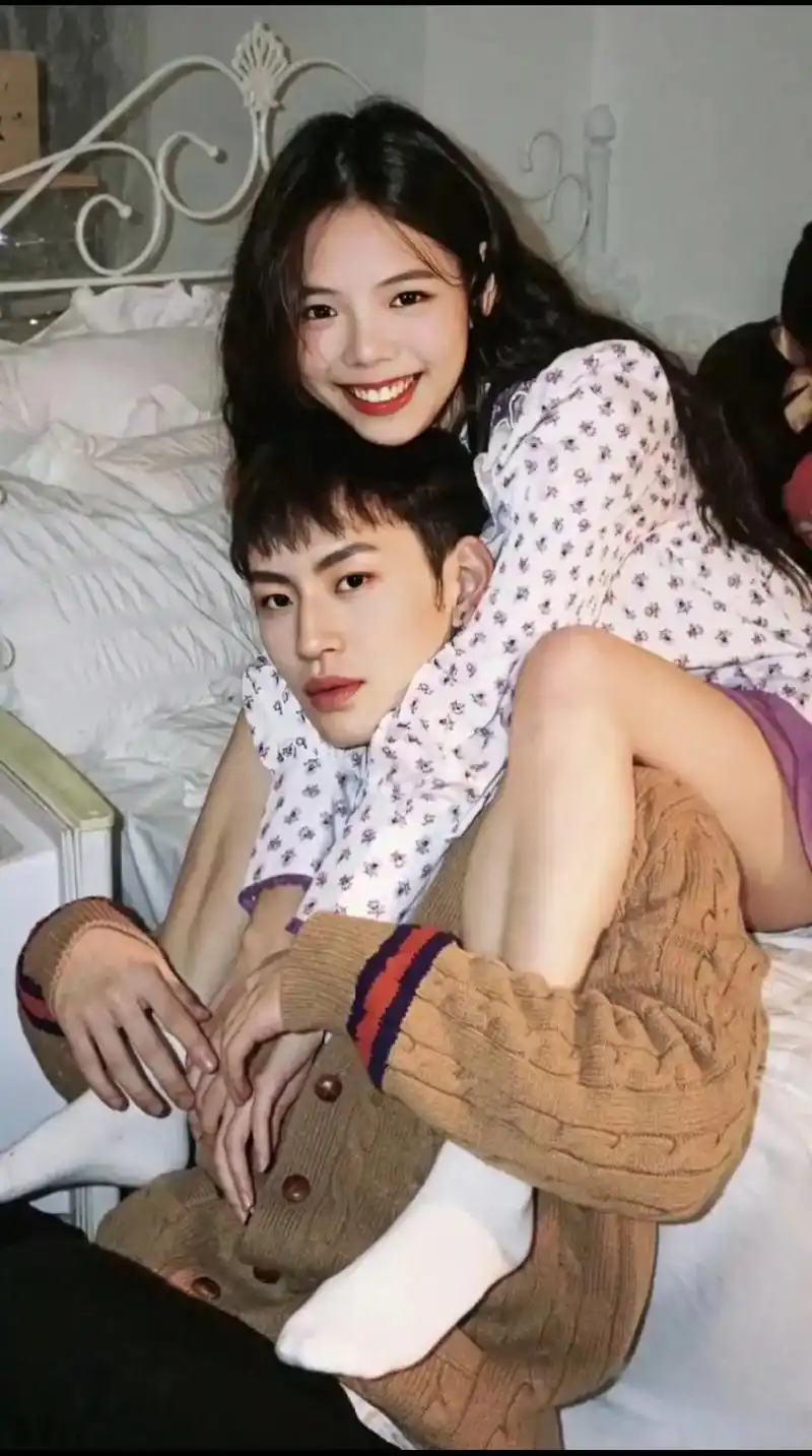 下辈子你平凡点 我们在一起#情侣写真 #小鬼王琳凯  - 抖音