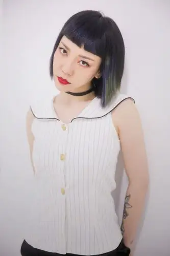 吴莫愁的新发型无人敢驾驭,气场全开炫酷十足,手上纹身太耀眼!