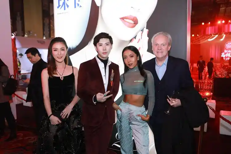 宝姐joyee与吉克隽逸等人现场合影