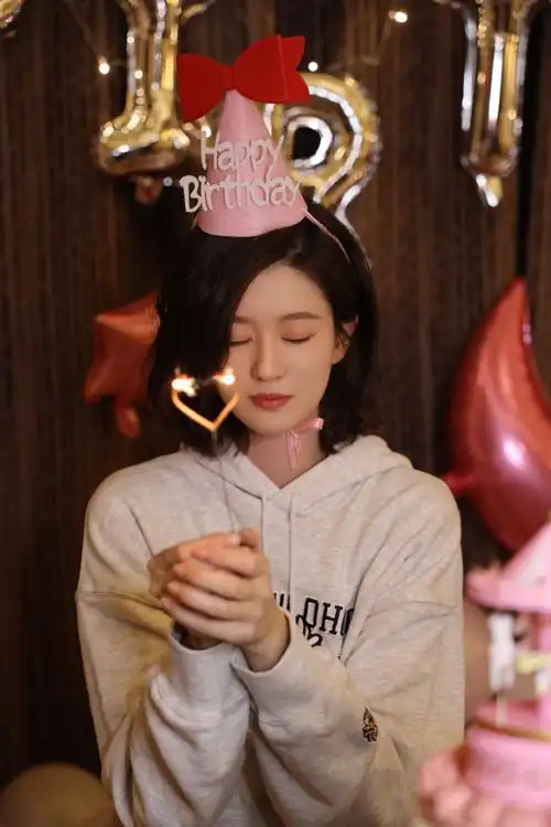 乔欣晒生日写真比v托腮活泼可爱
