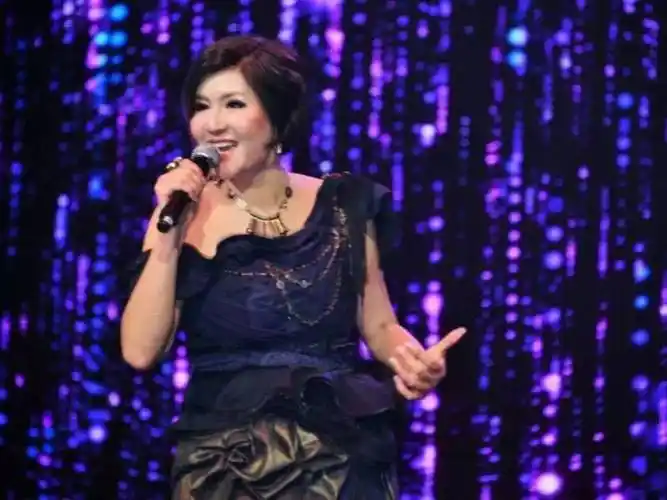 前亚姐王玮近况!曾与周星驰拍《赌侠》,月赚几十万,今却住公屋_香港