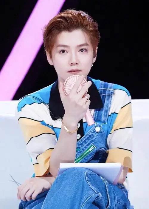 工作室更新鹿晗《创造营2020》高清造型照 大金链子大金表的鹿教练