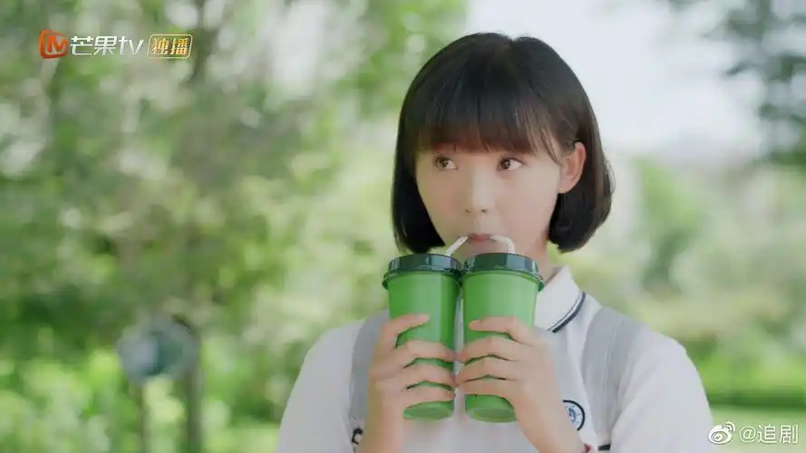 看着林星辰@吕小雨rain 和洛钦歌@王晴o_o 一起喝奶茶的样子