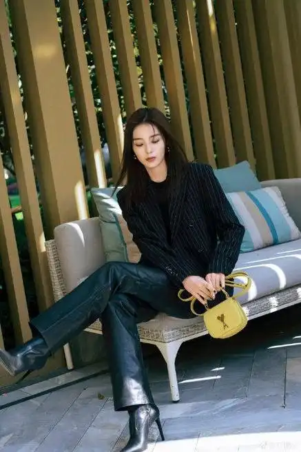 万鹏|穿搭|皮裤_新浪新闻