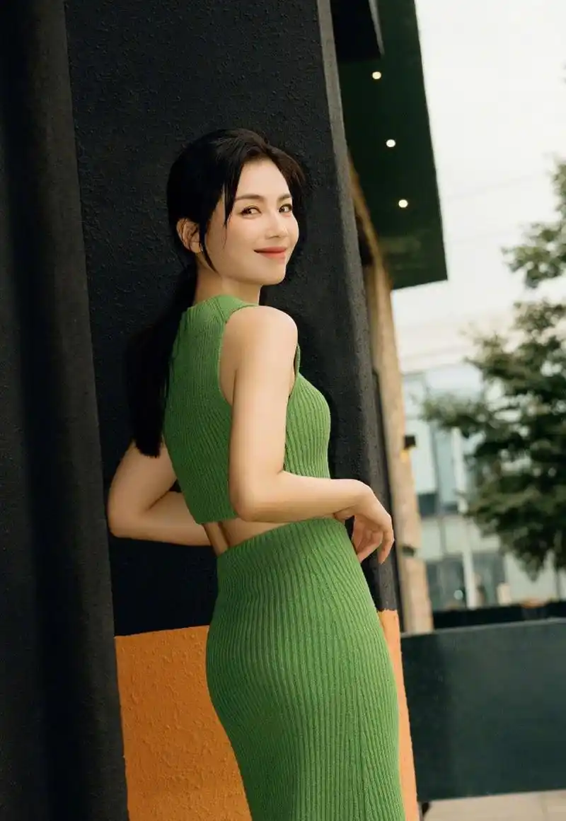 星闻#  刘涛写真,简约,小清新. 颜值和身材都还在线. #刘涛