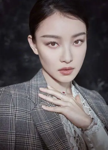 难道只能使用双眼皮贴,试图让眼睛看上去更大吗?