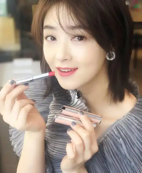 暴瘦后的蒋欣剪了个短发,瞬间老10岁撞脸鲁豫