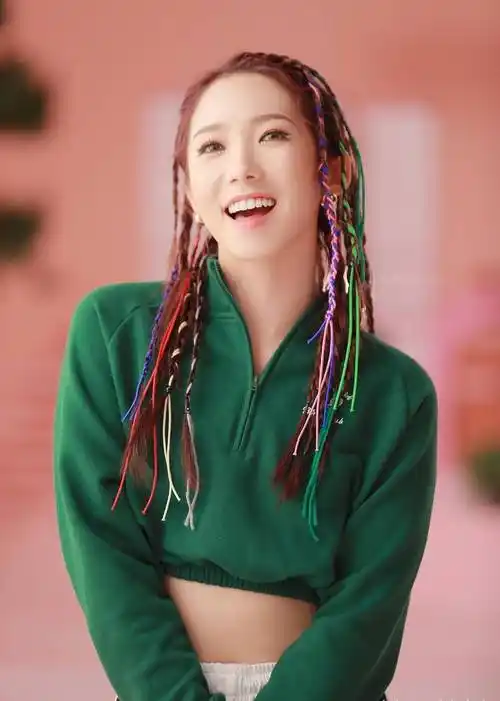 原创孟美岐现身机场穿白色连衣裙配粉色西装扎丸子头变俏皮小女生