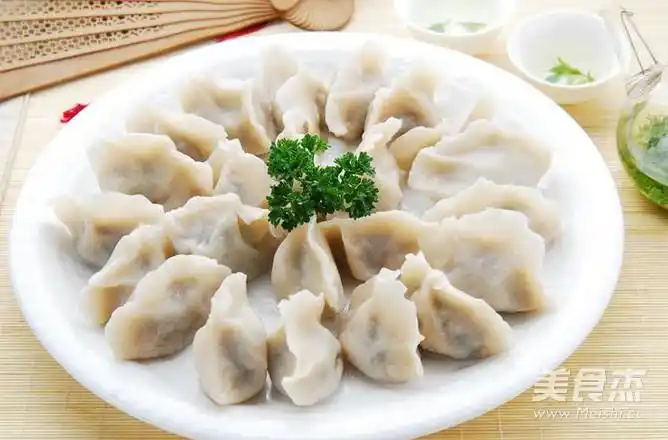 剥好 将准备好的食材拌匀,根据自己的喜好加入作料 然后就是包饺子了