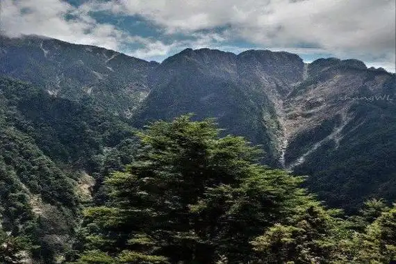 中国十大最美自然保护区之一,珠穆朗玛峰海拔8848米,是喜马拉雅山脉的