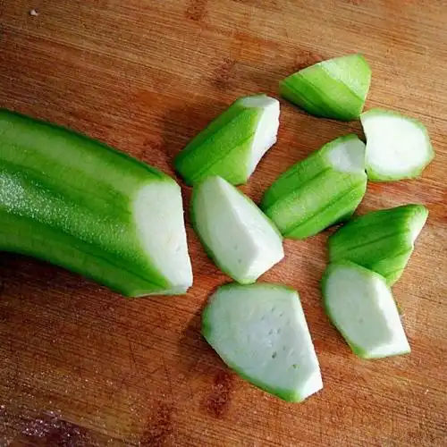 丝瓜洗净去皮切滚刀块.