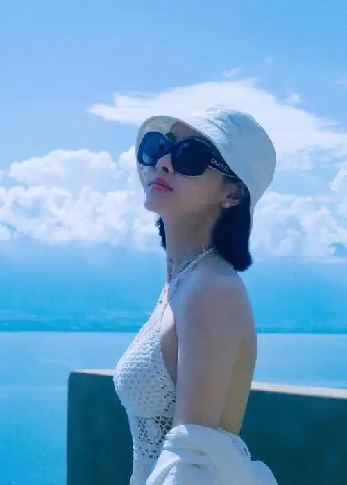 照片中,宋茜身穿白色露背装身材好辣,整个人白到发光!