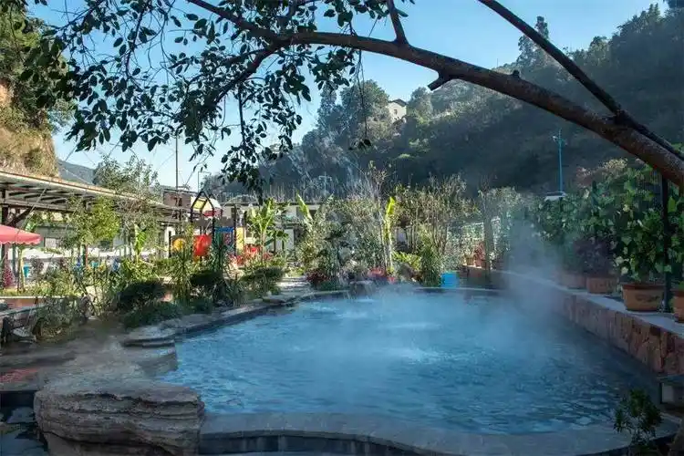 象鼻温泉:象鼻温泉在东汉时期就被发现,距今已有近二千年的历史,有"