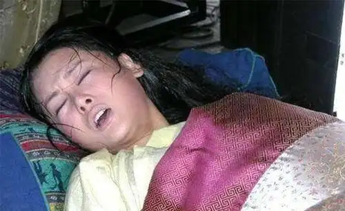 产床上孕妇难产大出血, 婆婆和老公态度一个让人愤怒一个让人流泪