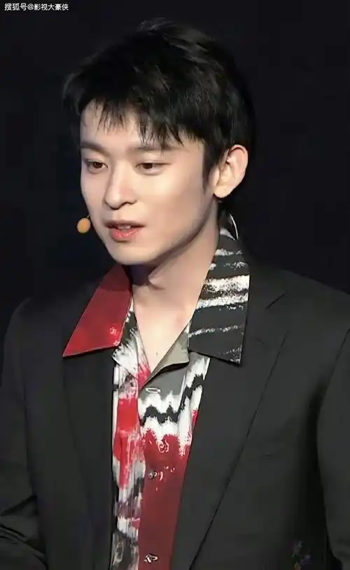 董子健方发文辟谣与邱天恋情,且回应的方式显得有趣有态度