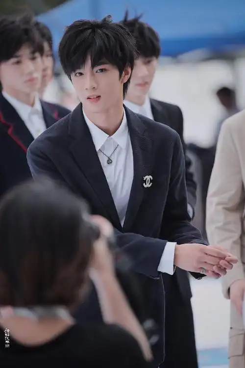 10529639199秀场男模@时代少年团-刘耀文"等我长高长壮,我要