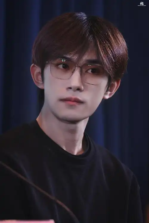 易烊千玺金爵奖评委见面会