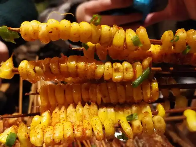 我以前只吃过烤玉米,而他家是把玉米粒一粒一粒串在竹签上,在进行烤制