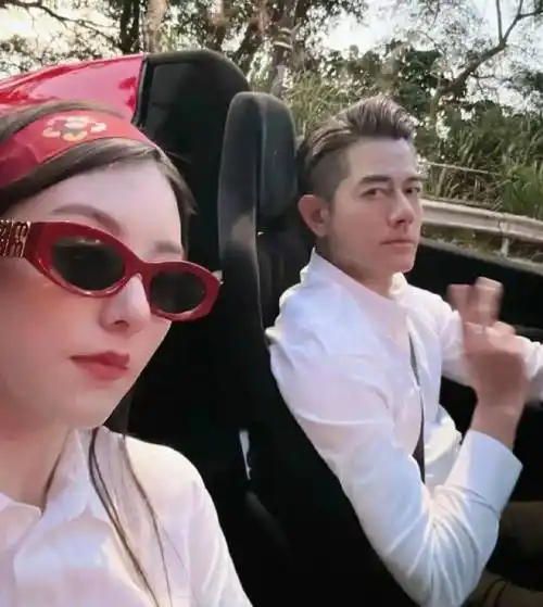 郭富城开敞篷车兜风,方媛坐副驾驶自拍,指甲又尖又长贵妇范十足