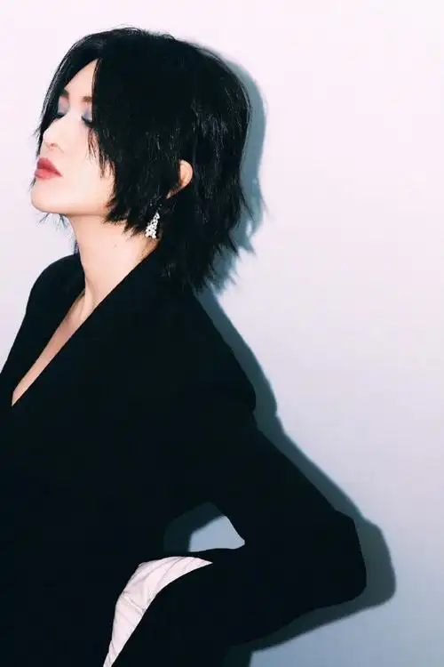 尚雯婕工作室点赞吴楚一澄清微博,前两天还在反黑,一直被泼脏水,现在