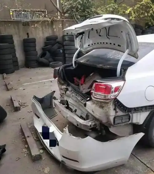 雪佛兰迈锐宝遭路虎追尾,拆车后,车主:我不生气,应该高兴