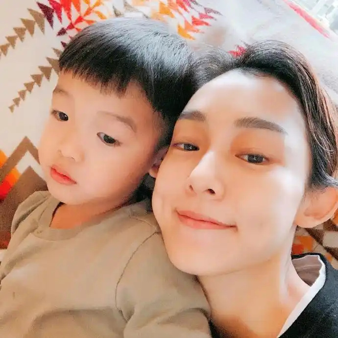 范玮琪晒与两个儿子合照 画面超温馨