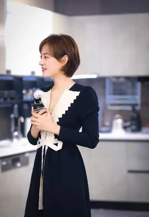 身体侧面呈现撩人的白色s曲线,太吸睛,马伊琍孙俪短发发型图片,孙俪新