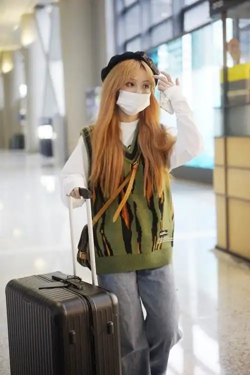 张语格奶奶灰发色个性又吸睛 孔肖吟戴贝雷帽复古摩登