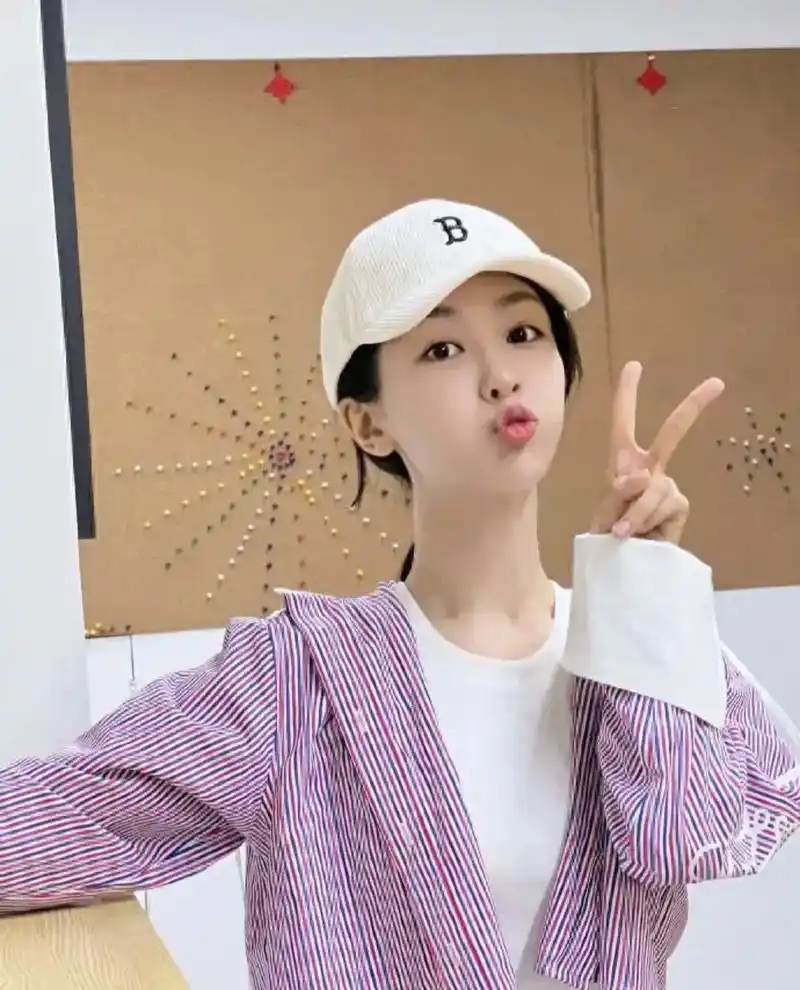 杨紫美照,身姿曼妙嘟嘴卖萌